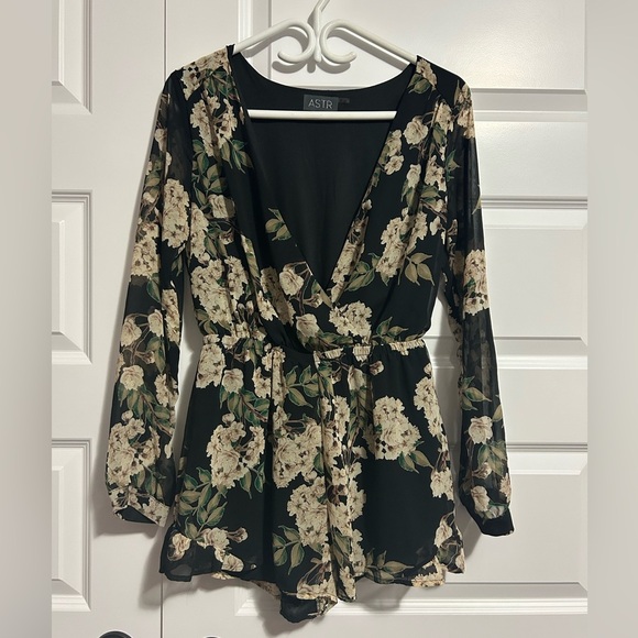 Astr the Label Floral Shorts Romper - Picture 1 of 6